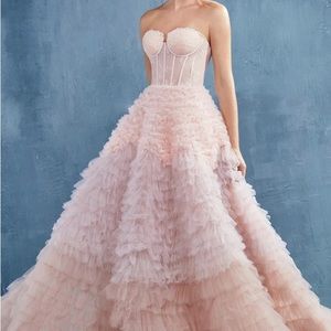 STRAPLESS OMBRE BALLGOWN - Wedding Gown
Prom Formal - Size 4 Dress ~ train bride